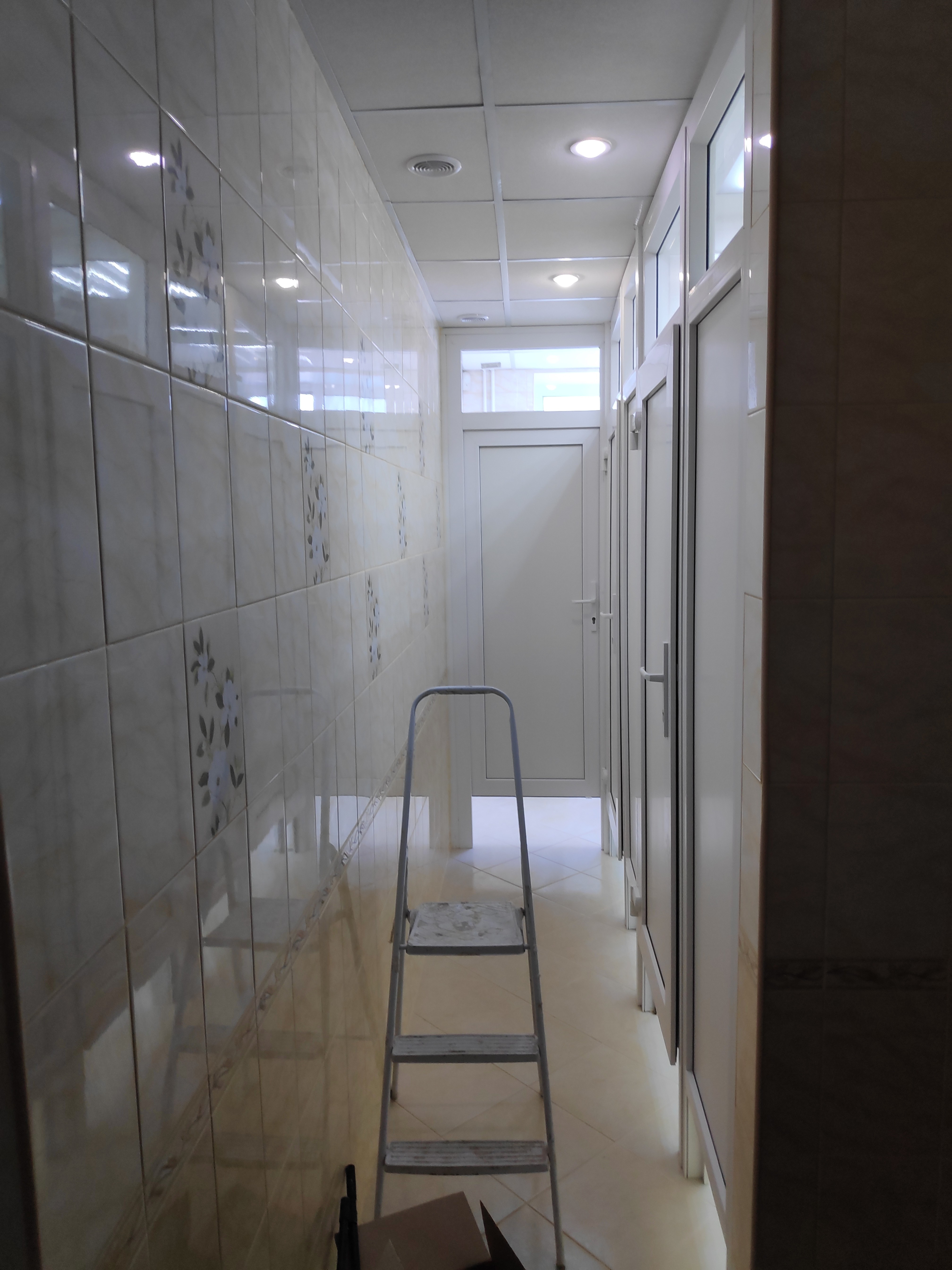 Установка пластиковых дверей