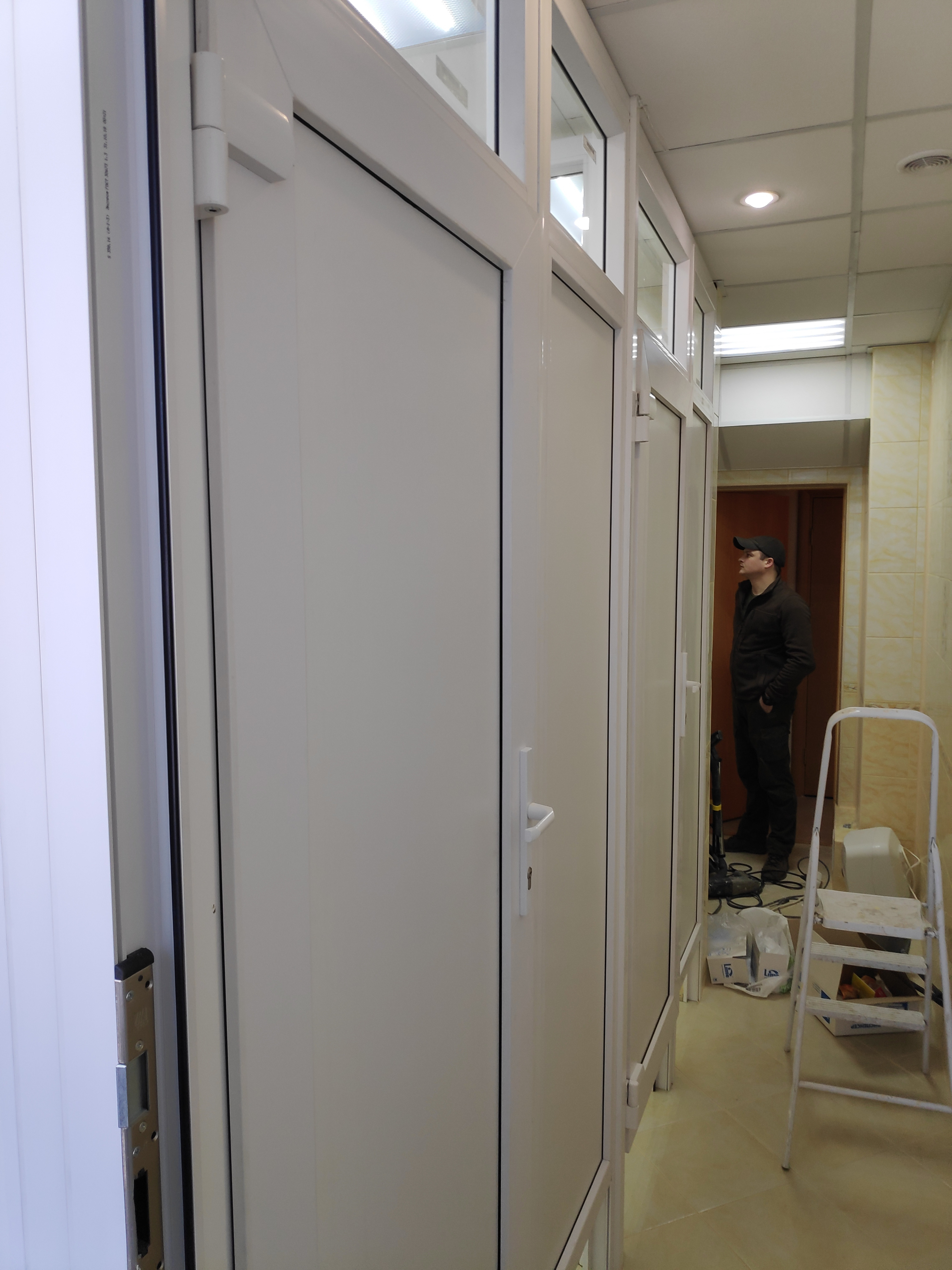 Установка пластиковых дверей