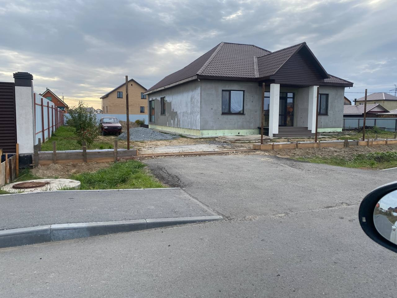 Установка входных двухстворчатых пластиковых дверей